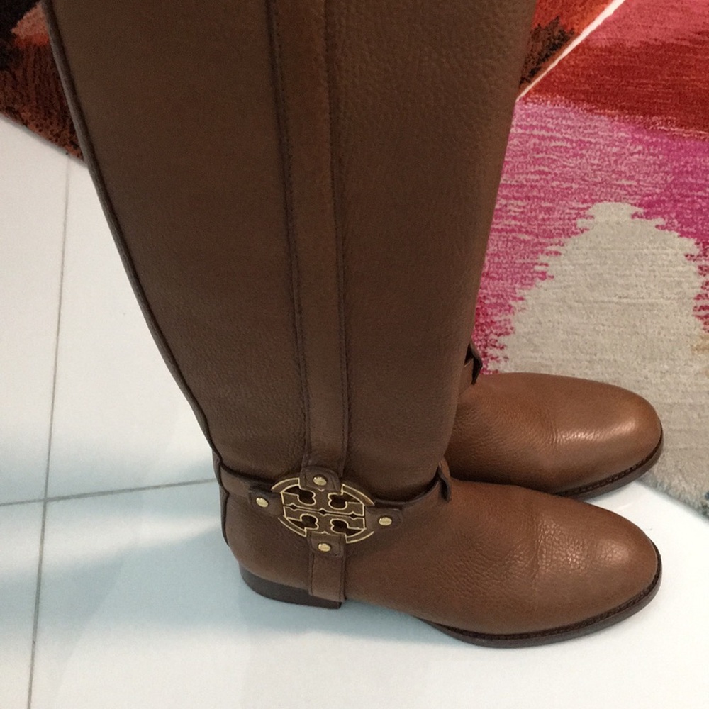 Tory burch boots. Size 6. Gold Tory buckle on side